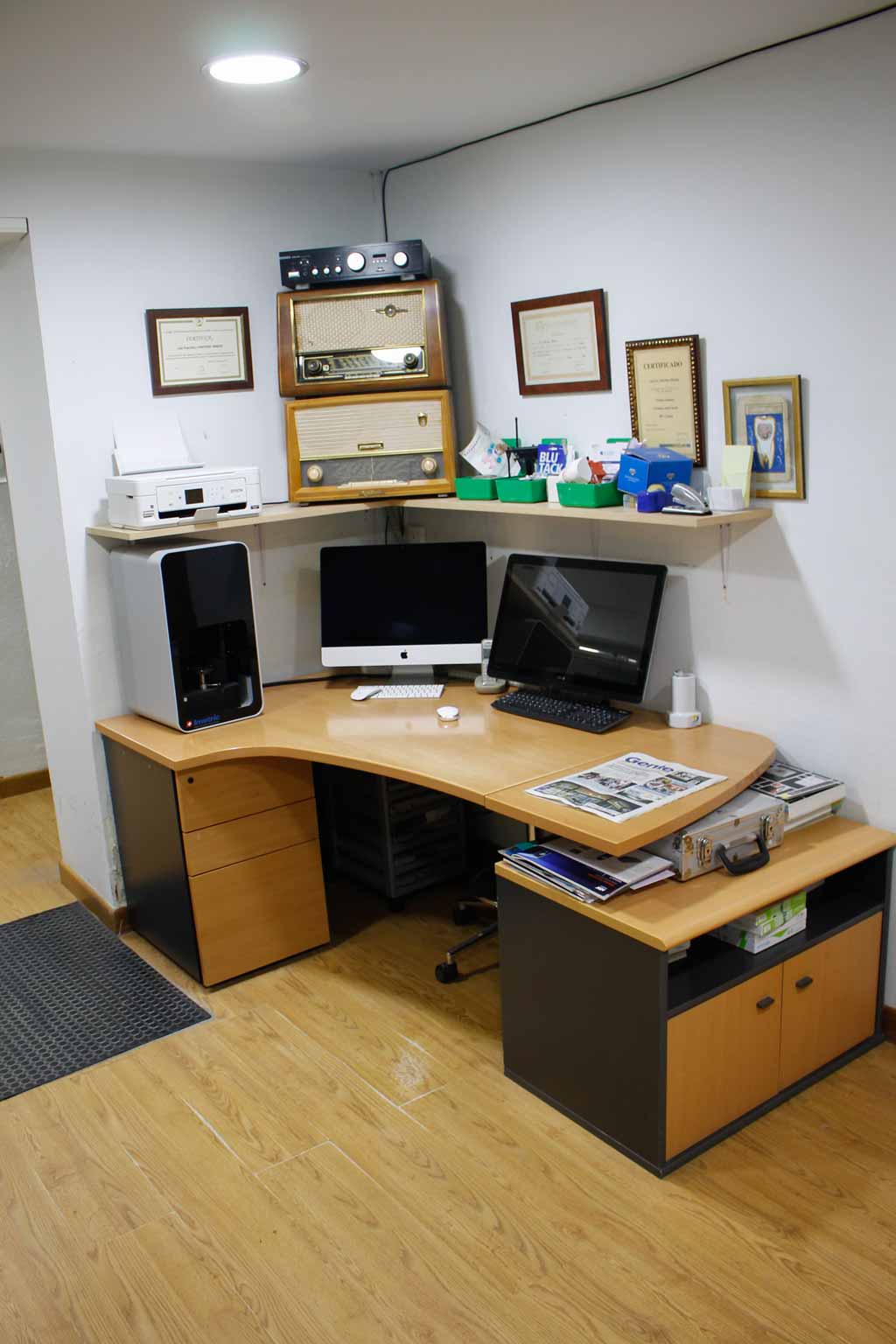 Zona de oficina del laboratorio con ordenador, impresora normal, impresora, 3D, etc.